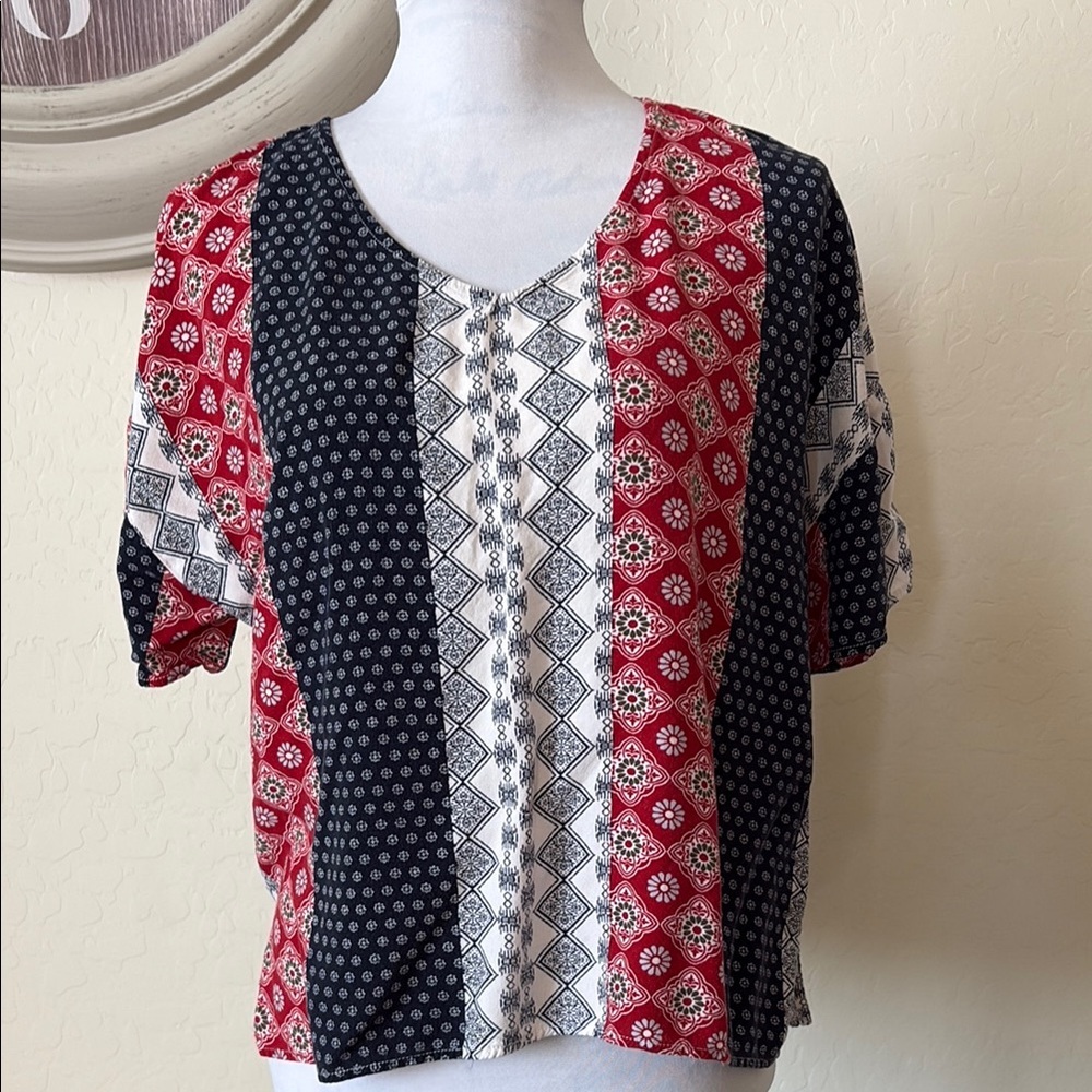 Chelsea & Theodore Blue and White Boxy Short Sleeve Blouse. L